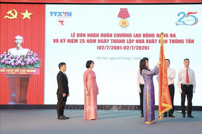 Bộ trưởng Bộ Văn hóa, Thể thao và Du lịch Lâm Thị Phương Thanh trao Huân chương Lao động hạng Ba của Chủ tịch nước tặng Nhà xuất bản Thông tấn. Ảnh: Minh Quyết - TTXVN