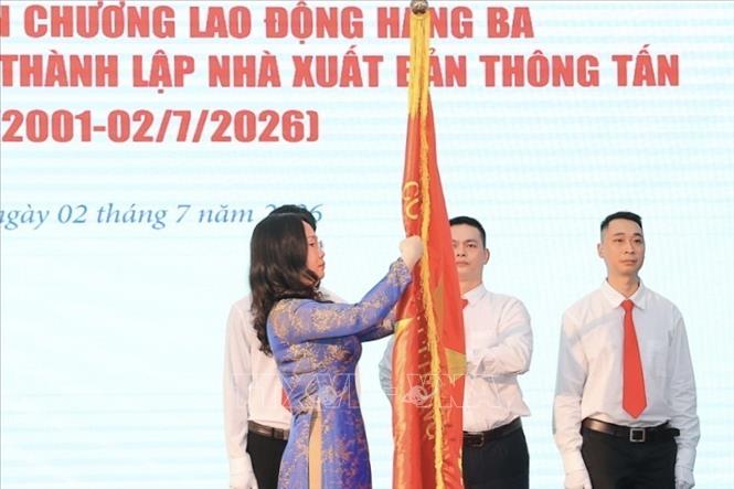 Bộ trưởng Bộ Văn hóa, Thể thao và Du lịch Lâm Thị Phương Thanh trao Huân chương Lao động hạng Ba của Chủ tịch nước tặng Nhà xuất bản Thông tấn. Ảnh: Minh Quyết - TTXVN