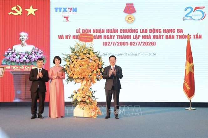 Đồng chí Trần Thanh Lâm, Uỷ viên Trung ương Đảng, Phó trưởng Ban Tuyên giáo và Dân vận Trung ương thay mặt Ban Tuyên giáo và Dân vận Trung ương tặng hoa chúc mừng Nhà xuất bản Thông tấn. Ảnh: Minh Quyết - TTXVN