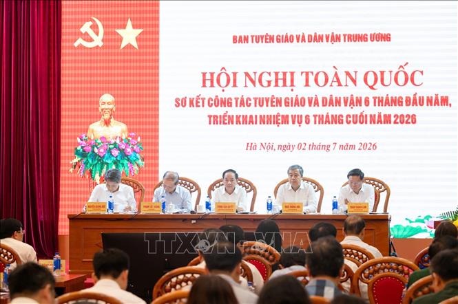 Các đồng chí điều hành hội nghị. Ảnh: Phương Hoa - TTXVN