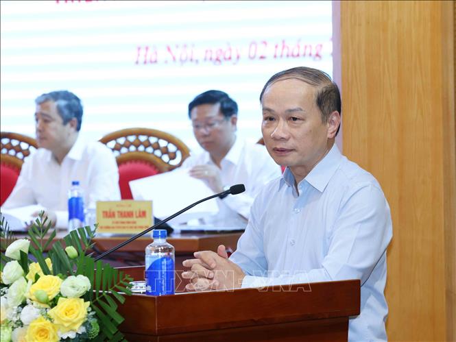 Đồng chí Phạm Tất Thắng, Uỷ viên Trung ương Đảng, Phó Trưởng Ban Thường trực Ban Tuyên giáo và Dân vận Trung ương trình bày báo cáo tại hội nghị. Ảnh: Phương Hoa - TTXVN