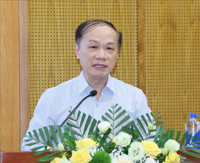 Đồng chí Phạm Tất Thắng, Uỷ viên Trung ương Đảng, Phó Trưởng Ban Thường trực Ban Tuyên giáo và Dân vận Trung ương trình bày báo cáo tại hội nghị. Ảnh: Phương Hoa - TTXVN