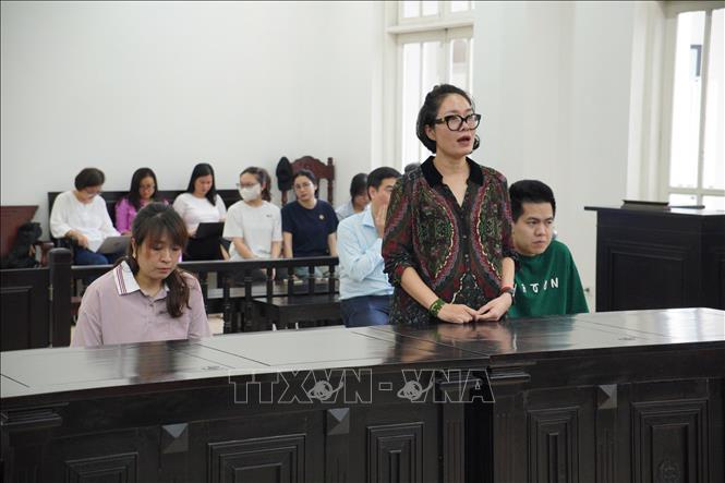 Bị cáo Tô Lan Phương khai báo tại phiên tòa. Ảnh: Kim Anh - TTXVN