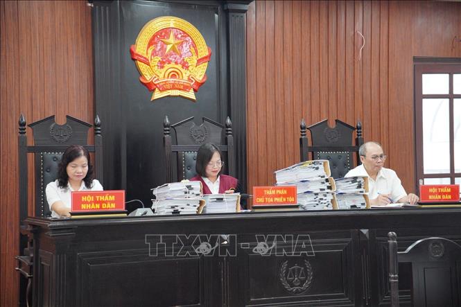 Hội đồng xét xử điều hành phiên tòa. Ảnh: Kim Anh - TTXVN