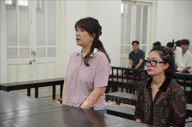 Bị cáo Nguyễn Thị Thu Hường khai báo tại phiên tòa. Ảnh: Kim Anh - TTXVN