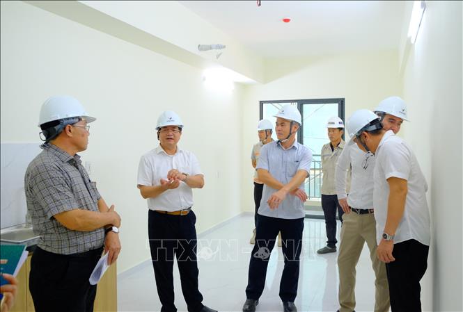 Đoàn công tác của UBND tỉnh Tây Ninh kiểm tra thực tế Dự án nhà ở xã hội trong Khu dân cư Lương Hòa do Công ty Cổ phần Prodezi Long An làm chủ đầu tư. Ảnh: Bùi Giang - TTXVN