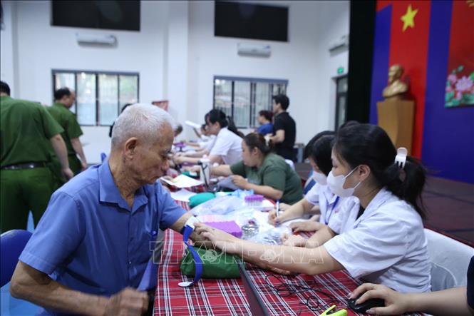Lấy mẫu sinh phẩm của thân nhân liệt sĩ. Ảnh: Nguyễn Cúc - TTXVN