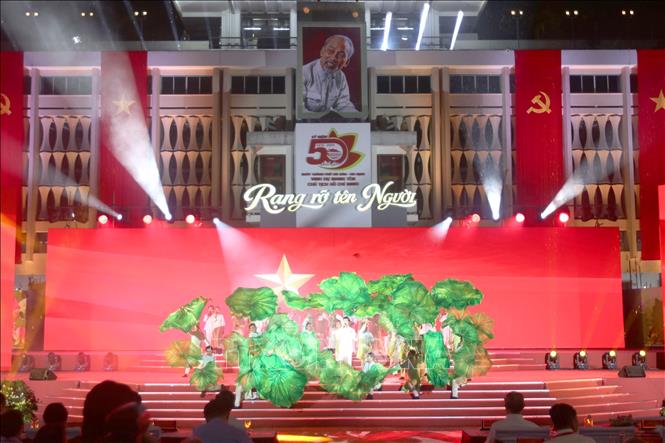 Tiết mục văn nghệ tại cầu truyền hình 