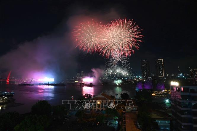 Chương trình pháo hoa nghệ thuật tại khu vực đầu hầm Thủ Thiêm và tại tòa nhà Landmark 81. Ảnh: Thanh Vũ - TTXVN
