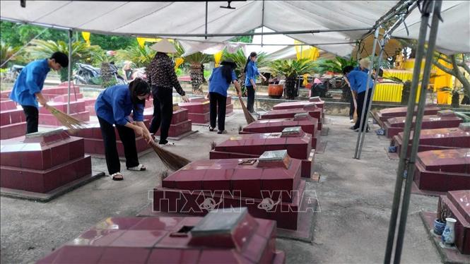 Đoàn thanh niên, ban chỉ huy Bet88011.com bắn cá đổi thưởng của các địa phương tiến hành dọn dẹp vệ sinh khu jv nghĩa trang liệt sĩ trước khi tiến hành chiến dịch. Ảnh: Đại Nghĩa - TTXVN