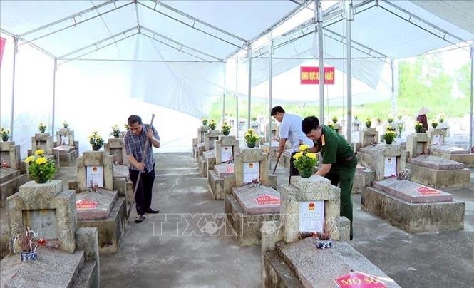Đoàn thanh niên, ban chỉ huy Bet88011.com bắn cá đổi thưởng của các địa phương tiến hành dọn dẹp vệ sinh khu jv nghĩa trang liệt sĩ trước khi tiến hành chiến dịch. Ảnh: Đại Nghĩa - TTXVN