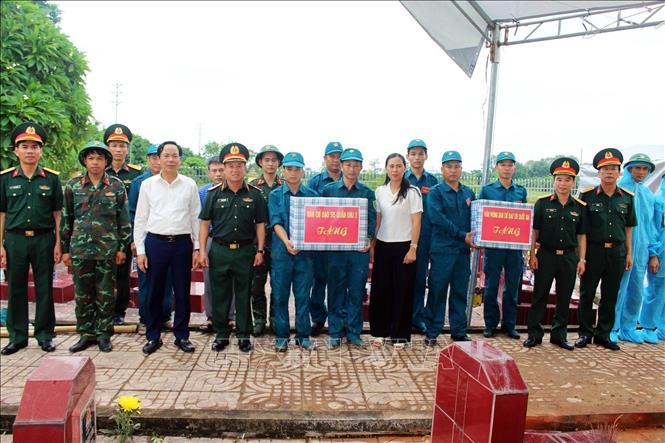 Đoàn công tác của Văn phòng Ban Chỉ đạo quốc gia 515, Ban Chỉ đạo 515 Quân khu 3 đã kiểm tra công tác triển khai thực hiện Chiến dịch 500 ngày đêm đẩy mạnh tìm kiếm, quy tập và xác định danh tính hài cốt liệt sĩ còn thiếu thông tin tại phường Lê Hồ, tỉnh Ninh Bình. Ảnh: Đại Nghĩa - TTXVN