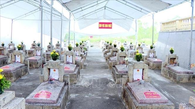 Lễ dâng hương tưởng niệm các Anh hùng liệt sĩ và tiếp tục triển khai lấy mẫu hài cốt liệt sĩ để phục vụ giám định ADN tại Nghĩa trang liệt sĩ Yên Nam phường Duy Tiên Ninh Bình. Ảnh: Đại Nghĩa - TTXVN