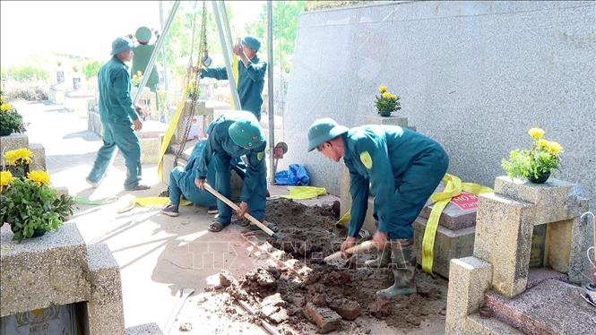 Lễ dâng hương tưởng niệm các Anh hùng liệt sĩ và tiếp tục triển khai lấy mẫu hài cốt liệt sĩ để phục vụ giám định ADN tại Nghĩa trang liệt sĩ Yên Nam phường Duy Tiên Ninh Bình. Ảnh: Đại Nghĩa - TTXVN