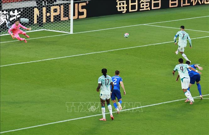 Cristiano Ronaldo lập công trên chấm phạt đền, gỡ hòa 1-1 cho Bồ Đào Nha. Ảnh: THX/TTXVN phát