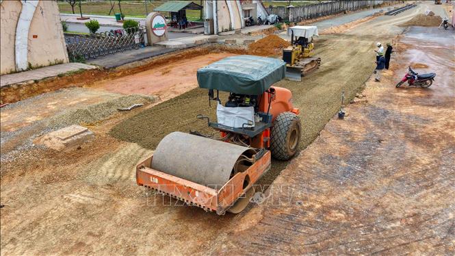Các phương tiện cơ giới phối hợp thi công nền đường theo hình thức cuốn chiếu. Ảnh: Hữu Quyết – TTXVN