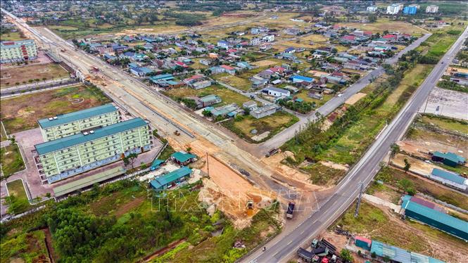 Tuyến đường sau khi hoàn thành sẽ tăng cường kết nối giữa Quốc lộ 1, Quốc lộ 12C với cảng Vũng Áng, cảng Sơn Dương và các khu công nghiệp. Ảnh: Hữu Quyết – TTXVN 