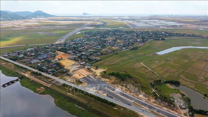 Công trường Dự án đường trục chính trung tâm nối Quốc lộ 1A tuyến tránh đến cụm cảng nước sâu Vũng Áng - Sơn Dương được đẩy nhanh tiến độ. Ảnh: Hữu Quyết – TTXVN
