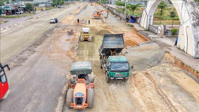 Thi công nền đường trên tuyến kết nối từ Quốc lộ 1 đến cụm cảng nước sâu Vũng Áng - Sơn Dương. Ảnh: Hữu Quyết – TTXVN