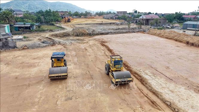 Máy lu đầm nén nền đường tại một đoạn tuyến thuộc Dự án đường trục chính trung tâm kết nối Khu kinh tế Vũng Áng. Ảnh: Hữu Quyết – TTXVN