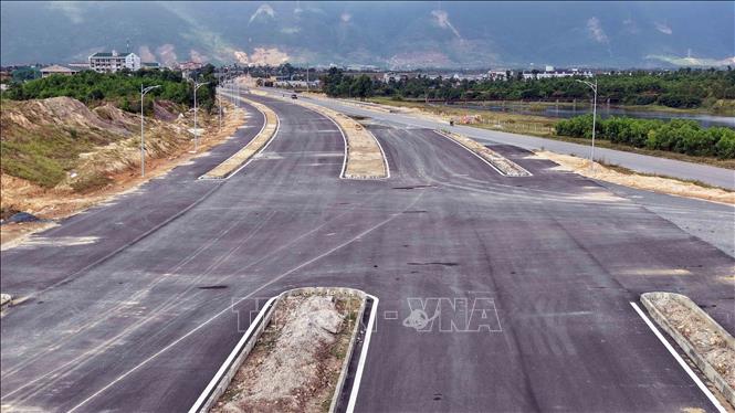 Dự án đường trục chính trung tâm nối Quốc lộ 1A tuyến tránh đến cụm cảng nước sâu Vũng Áng - Sơn Dương có chiều dài 18,8km. Ảnh: Hữu Quyết – TTXVN