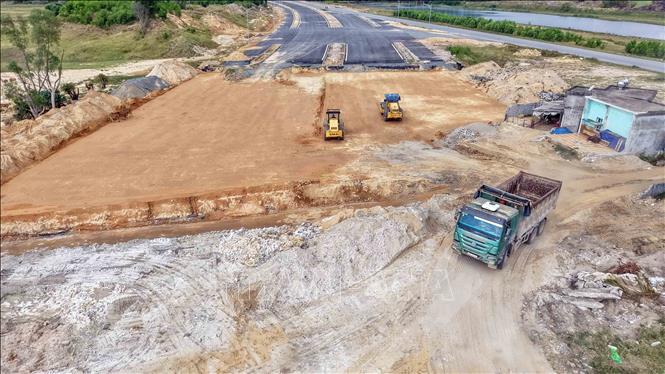 Nhà thầu huy động thêm máy móc, thiết bị để tăng tốc thi công trên các đoạn tuyến đã được bàn giao. Ảnh: Hữu Quyết – TTXVN