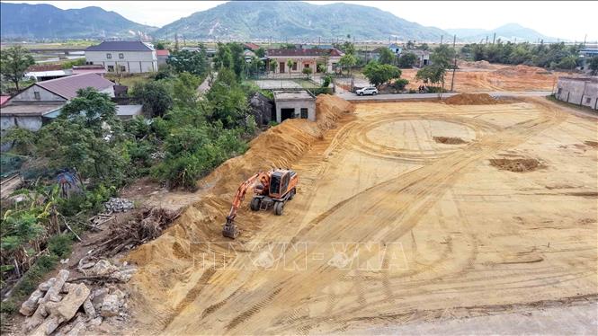 Máy đào thi công nền đường tại một đoạn tuyến thuộc Dự án đường trục chính trung tâm kết nối Khu kinh tế Vũng Áng. Ảnh: Hữu Quyết – TTXVN