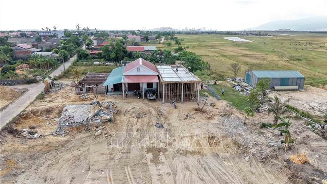Khu nhà ở của người dân được xây dựng mới sau khi hoàn thành giải phóng mặt bằng. Ảnh: Hữu Quyết – TTXVN