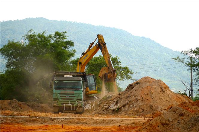Tranh thủ thời tiết thuận lợi, nhà thầu huy động máy móc hoạt động liên tục trên công trường để đẩy nhanh tiến độ dự án. Ảnh: Hữu Quyết – TTXVN