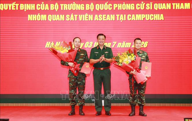 Thượng tướng Nguyễn Trường Thắng, Thứ trưởng Bộ Quốc phòng trao Quyết định của Bộ trưởng Bộ Quốc phòng cử sĩ quan tham gia Nhóm quan sát viên ASEAN tại Campuchia. Ảnh: Trọng Đức - TTXVN
