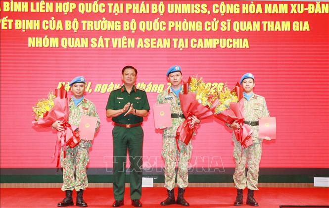 Thượng tướng Nguyễn Trường Thắng, Thứ trưởng Bộ Quốc phòng trao Quyết định của Chủ tịch nước cho các sĩ quan đi thực hiện nhiệm vụ gìn giữ hòa bình Liên hợp quốc tại Phái bộ UNMISS, Cộng hòa Nam Sudan. Ảnh: Trọng Đức - TTXVN