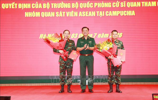 Thượng tướng Nguyễn Trường Thắng, Thứ trưởng Bộ Quốc phòng trao Quyết định của Bộ trưởng Bộ Quốc phòng cử sĩ quan tham gia Nhóm quan sát viên ASEAN tại Campuchia. Ảnh: Trọng Đức - TTXVN