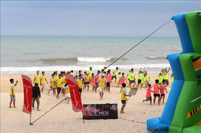 Các hoạt động trải nghiệm, team building bãi biển là điểm cộng hút khách đến với vùng biển Lâm Đồng trong mùa hè này. Ảnh: Hồng Hiếu- TTXVN