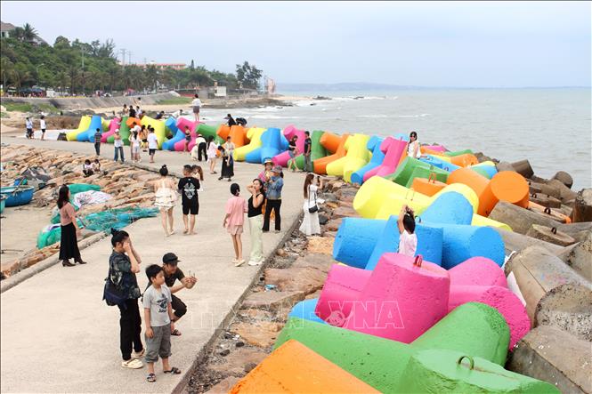 Đoạn kè sắc màu ở Công viên bãi Đá Ông Địa, phường Phú Thủy (tỉnh lâm Đồng) đang là điểm đến mới, thu hút du khách. Ảnh: Hồng Hiếu- TTXVN