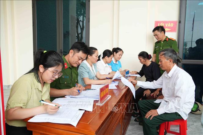 Các lực lượng phối hợp bảo đảm tiến độ thu nhận hơn 16.300 mẫu sinh phẩm ADN của thân nhân liệt sĩ trên toàn tỉnh. Ảnh: Hữu Quyết - TTXVN