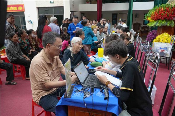 Quy trình thu nhận mẫu sinh phẩm ADN được thực hiện chặt chẽ, bảo đảm chính xác và an toàn. Ảnh: Hữu Quyết - TTXVN