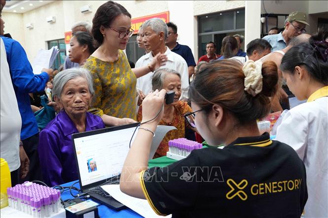 Quy trình thu nhận mẫu sinh phẩm ADN được thực hiện chặt chẽ, bảo đảm chính xác và an toàn. Ảnh: Hữu Quyết - TTXVN
