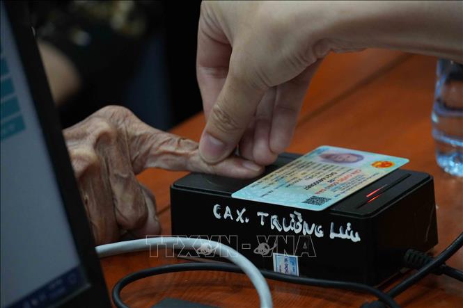 Thông tin về sinh trắc học của thân nhân liệt sĩ được xác minh để đảm bảo tính chính xác. Ảnh: Hữu Quyết - TTXVN