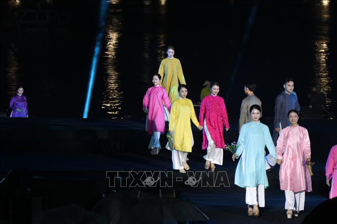Chương trình quy tụ hàng trăm nghệ sĩ, diễn viên và người mẫu, kết hợp trình diễn áo dài, nghệ thuật biểu diễn. Ảnh: Mai Trang - TTXVN