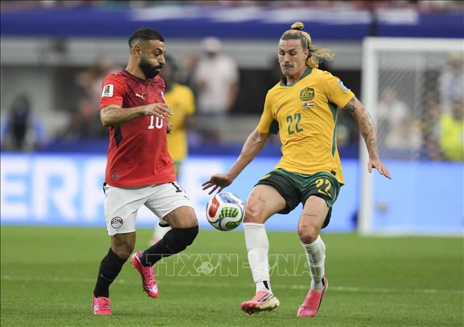 Tiền vệ Jackson Irvine (phải) của Australia tranh bóng với tiền đạo Mohamed Salah của Ai Cập. Ảnh: THX/TTXVN phát
