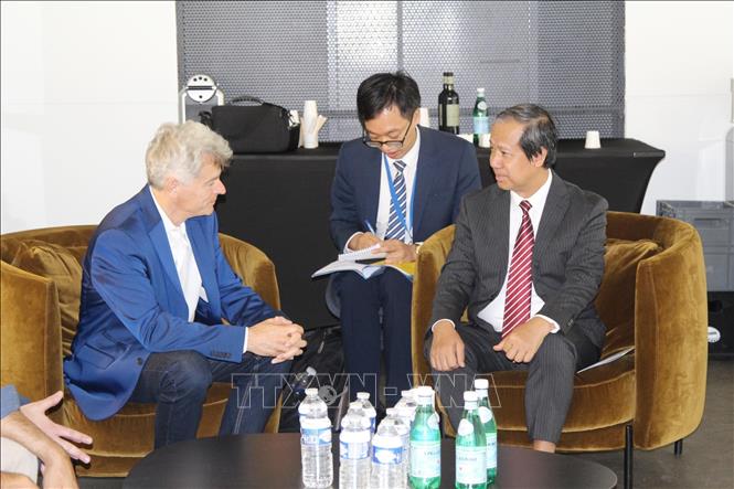Đồng chí Nguyễn Kim Sơn hội đàm với Bí thư toàn quốc đảng Cộng sản Pháp (PCF) Fabien Roussel. Ảnh: Hữu Chiến - PV TTXVN tại Pháp