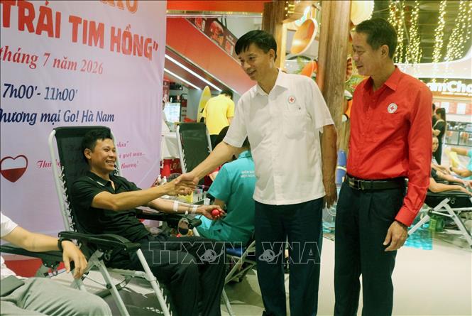 Lãnh đạo Hội Chữ thập đỏ tỉnh Ninh Bình động viên các tình nguyện viên tham gia Ngày hội hiến máu. Ảnh: Nguyễn Chinh - TTXVN