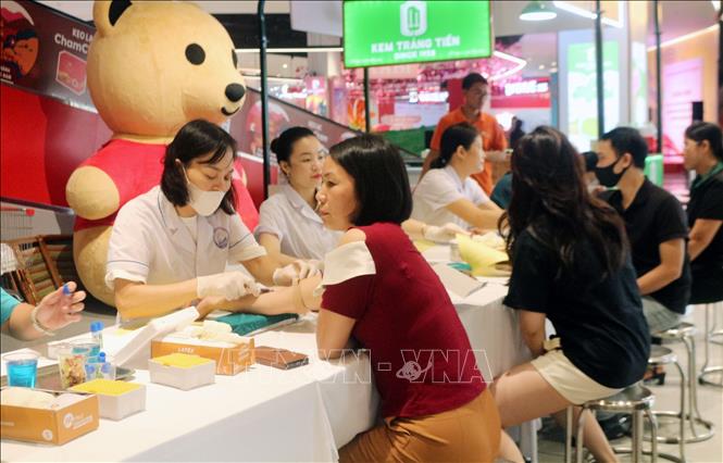 Các tình nguyện viên lấy máu xét nghiệm trước khi hiến máu. Ảnh: Nguyễn Chinh - TTXVN