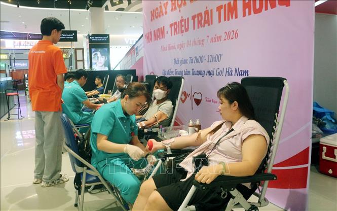 Với tinh thần “Hiến giọt máu đào – Trao đời sự sống” các tình nguyện viên đã tích cực tham gia hiến máu. Ảnh: Nguyễn Chinh - TTXVN