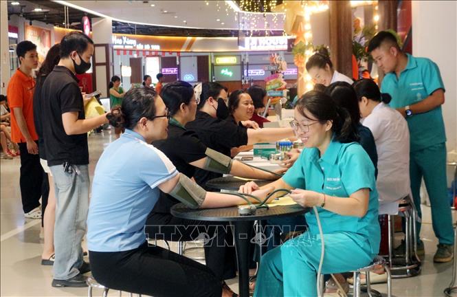 Các tình nguyện viên được kiểm tra sức khỏe trước khi hiến máu. Ảnh: Nguyễn Chinh - TTXVN