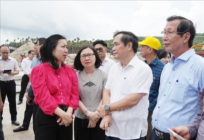 Đoàn công tác khảo sát khu vực Trung tâm tổ chức Hội nghị APEC. Ảnh: Lê Huy Hải - TTXVN