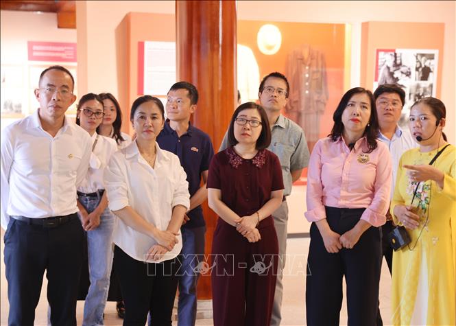 Đoàn công tác tại Nhà lưu niệm Chủ tịch Hồ Chí Minh, đặc khu Phú Quốc, tỉnh An Giang. Ảnh: Lê Huy Hải - TTXVN