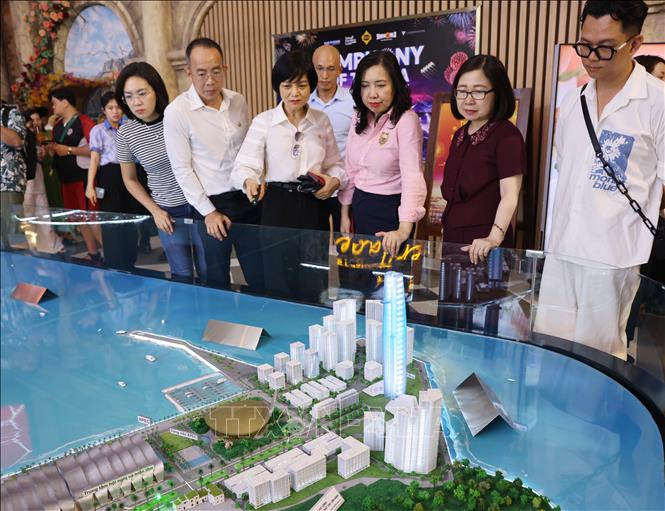 Đoàn công tác khảo sát mô hình các địa điểm dự kiến tổ chức các hội nghị, hoạt động của Năm APEC 2027. Ảnh: Lê Huy Hải - TTXVN
