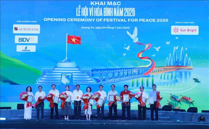 Vinh danh các nhà tài trợ lễ hội. Ảnh: Tường Vi - TTXVN. 
