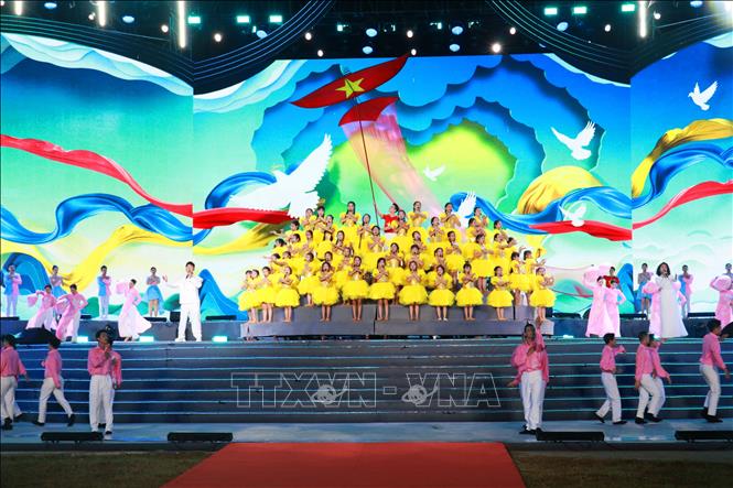 Chương trình văn nghệ trong đêm khai mạc. Ảnh: Tường Vi - TTXVN. 